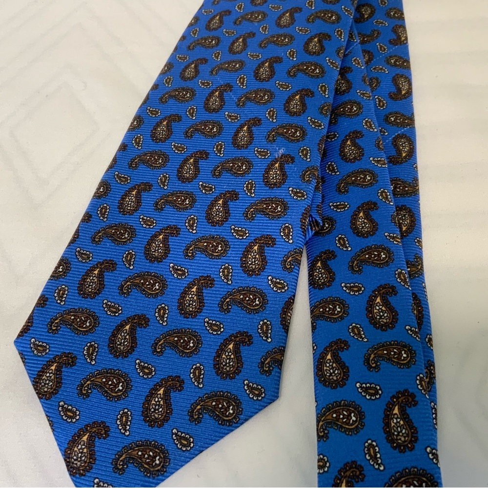 ISAIA Milano Blue silk Tie with a unique design.